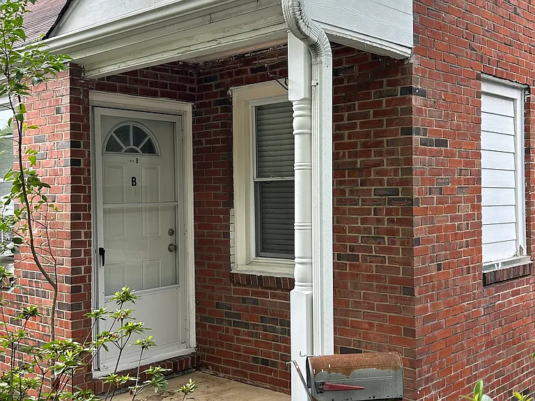 914B Lancaster St — Photo 2