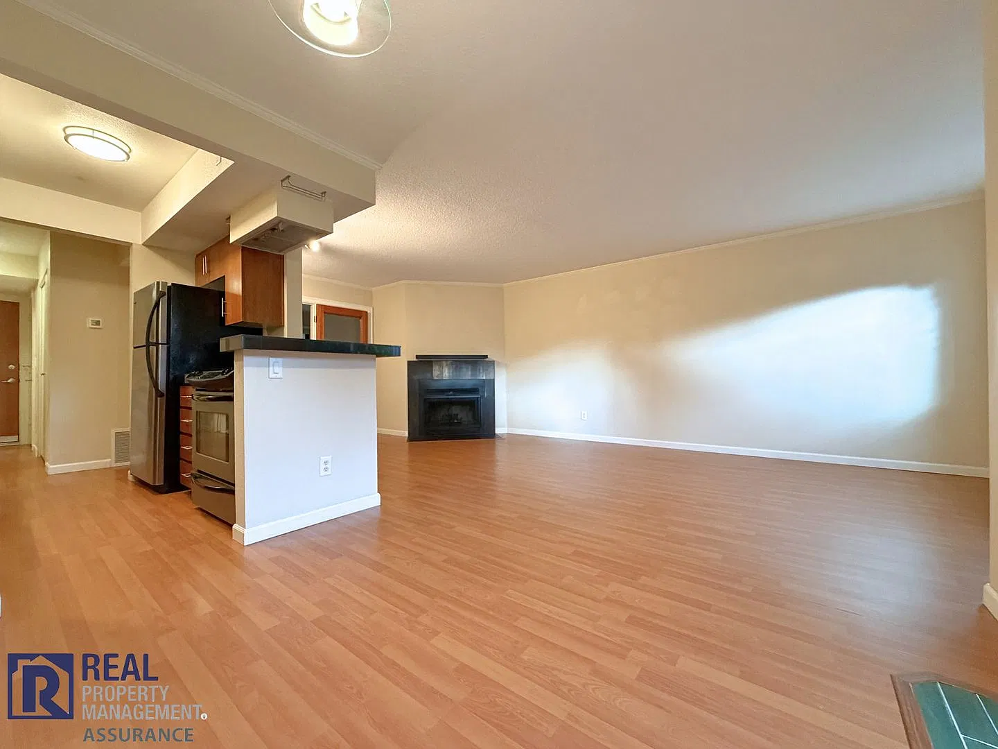 Stunning South Tabor 2BR/2BA Condo with Fireplace and AC — Photo 2