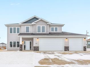 1077 Wildflower Ln W, West Fargo, ND 58078