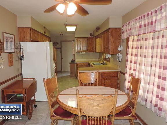 Large Eat-in Kitchen