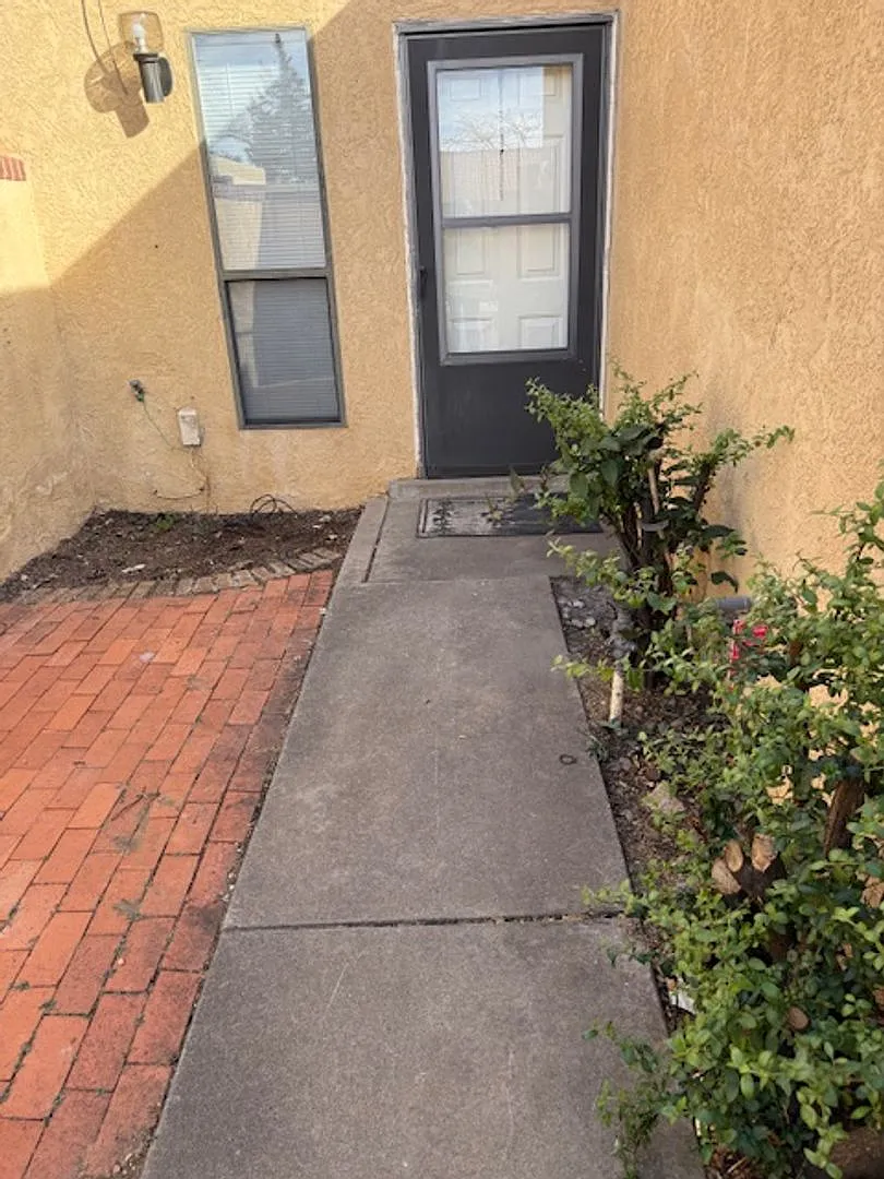 Building Photo - 12800 Comanche Rd NE #12