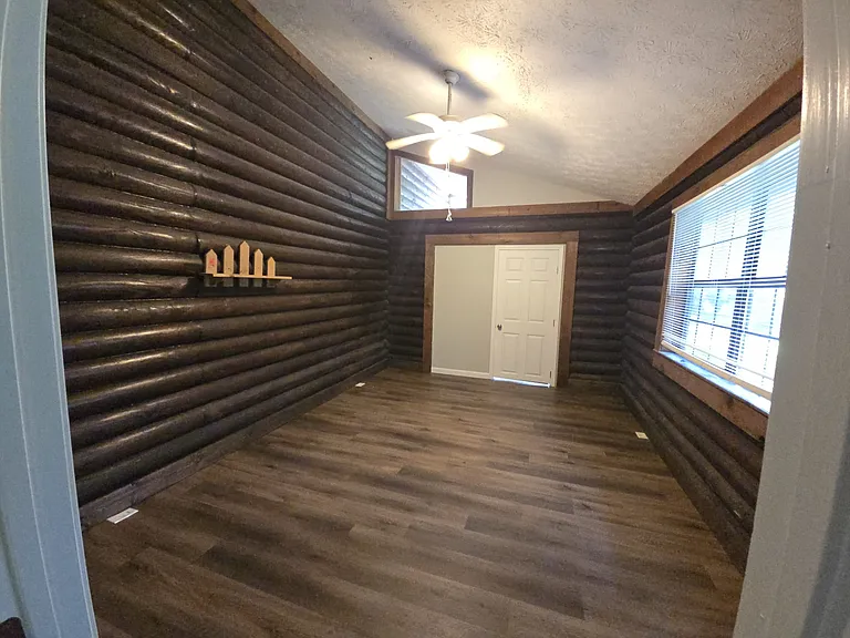 1099 W Hall Ave — Photo 14