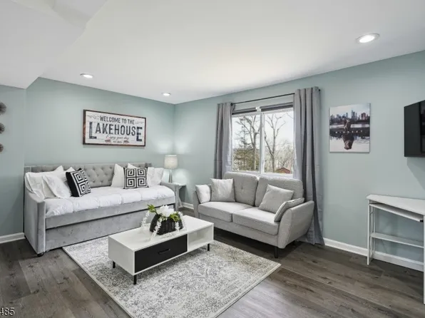 9 Sand Harbor Rd, Hopatcong Boro, NJ 07843