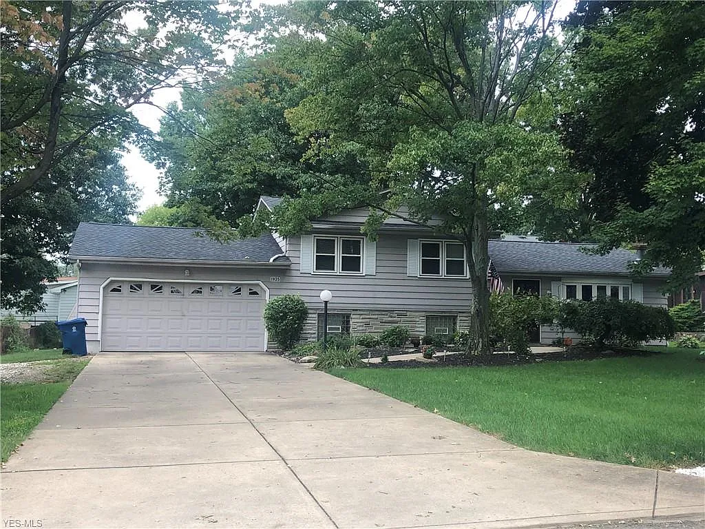 1935 Farmdale Ave photo 1