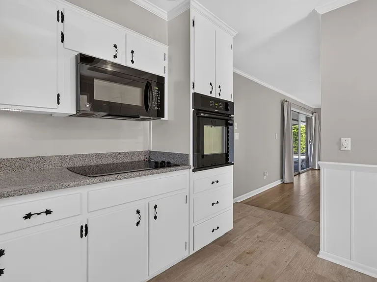 677 Selkirk Dr — Photo 14