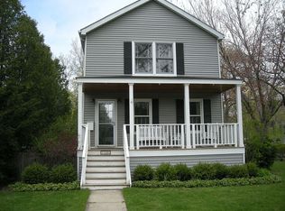 136 E Sheridan Pl, Lake Bluff, IL 60044