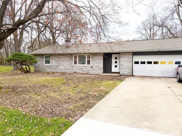 10 Golfview Dr #B, Savoy, IL 61874
