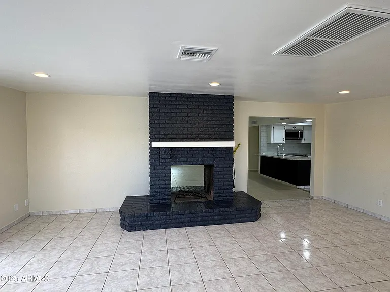 5502 W Frier Dr — Photo 9