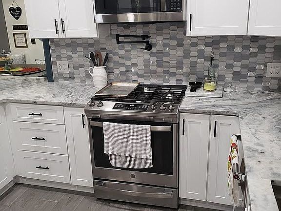 4th image of 666 Oakridge Dr