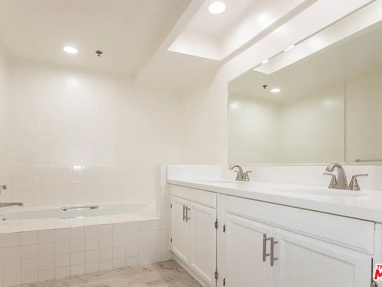 410 S Barrington Ave #205 — Photo 26