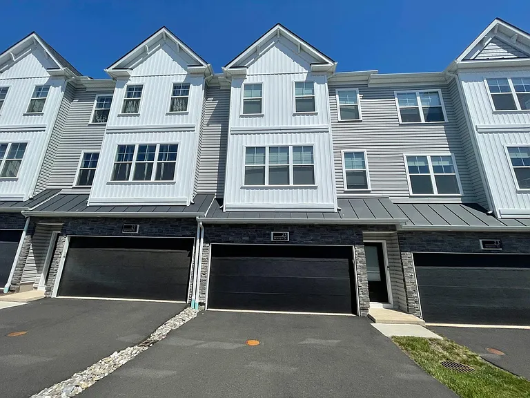 25 Warren Dr — Photo 2