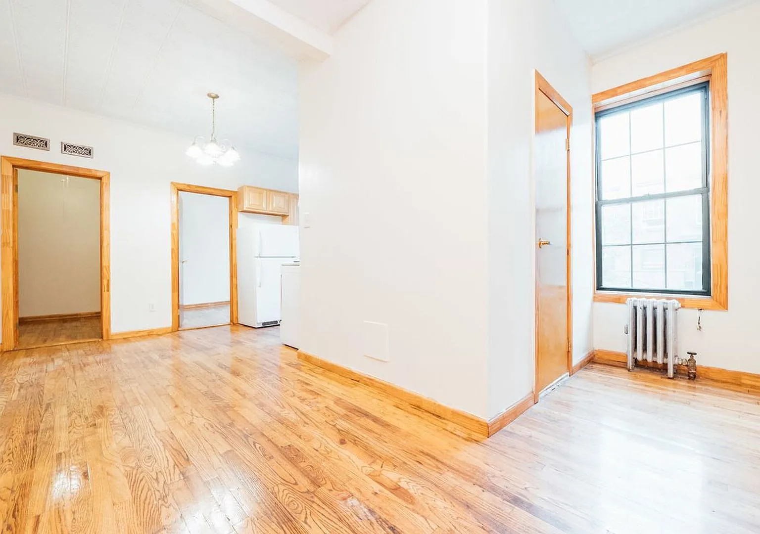 206 Scholes Street — Photo 1