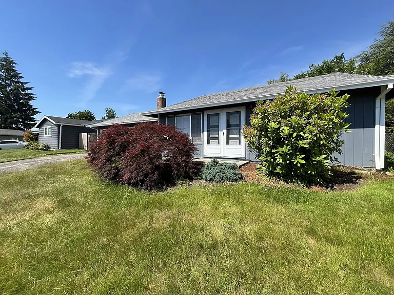 687 SE Barnes Ave — Photo 1