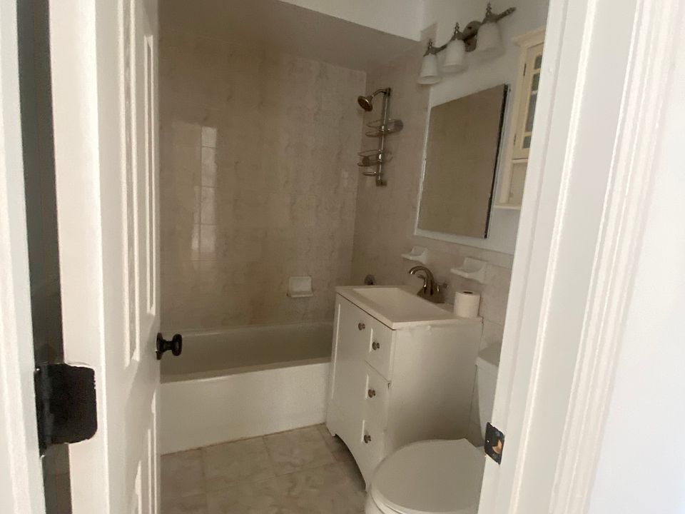 1st image of 139-72 Pershingcrescent St #4