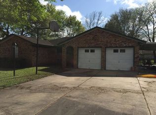 2 Travis Ct, Angleton, TX 77515