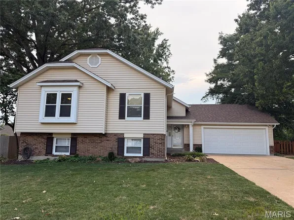 746 Galway Dr, Ballwin, MO 63021
