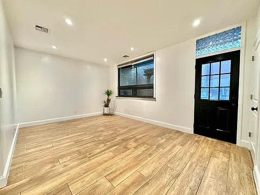 Rented by Astoria Realty | media 15