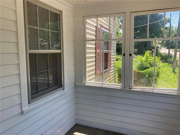 4th image of 2557 Everett Ave