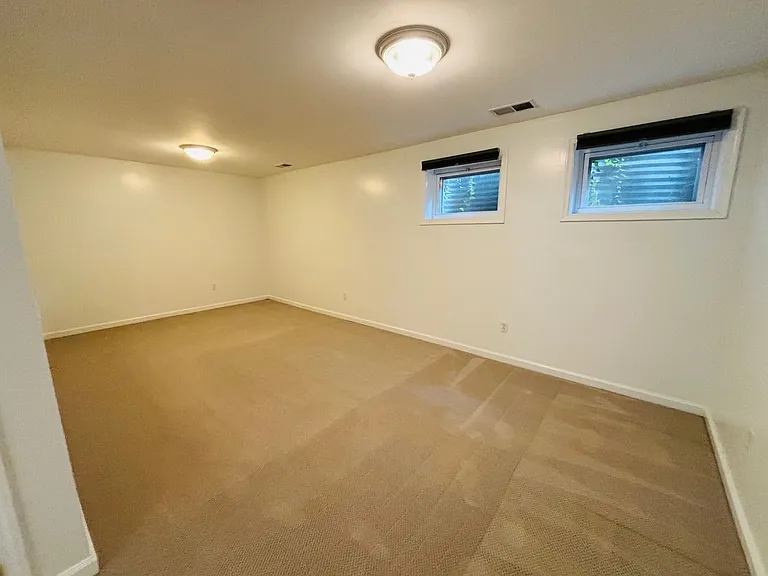 103 Huntington Ln — Photo 12