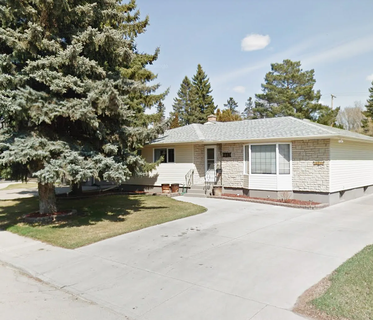 1613 Grosvenor Ave, Saskatoon House | 5 Bedrooms | 3 Bathrooms — Photo 1