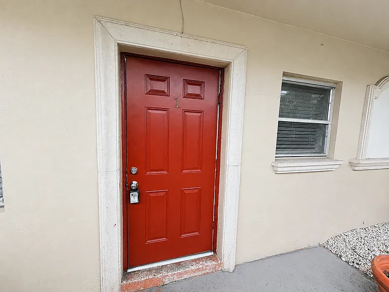 715 SW 14th Ave — Photo 2