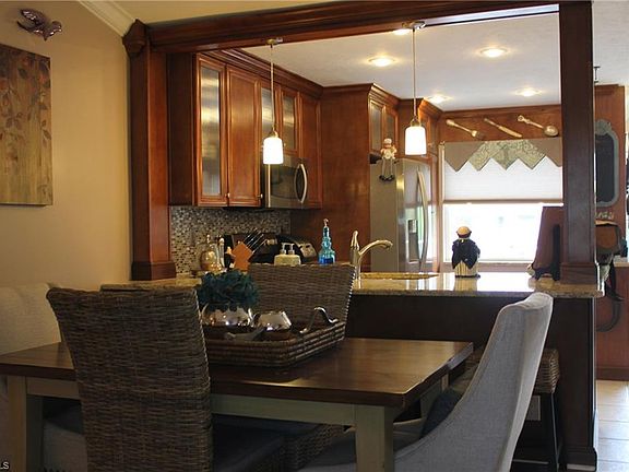 3rd image of 905 SW 48th Ter APT 201