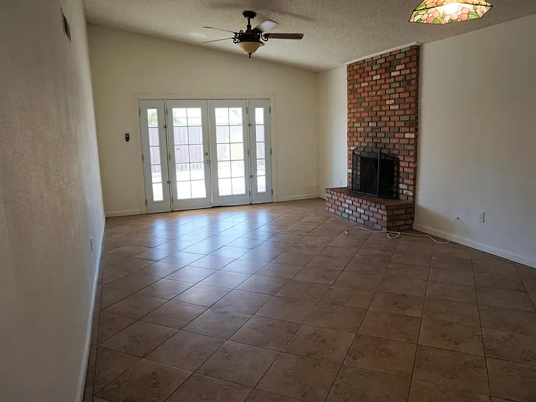 Living room, fireplace, vaulted ceiling