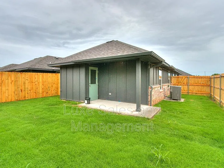 8003 NW 105th Ter — Photo 31