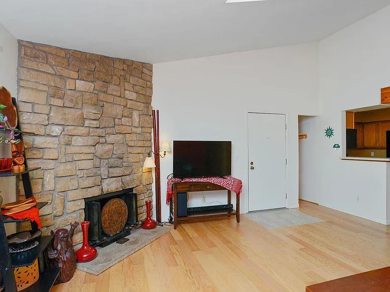 427 Wright St #302 — Photo 3