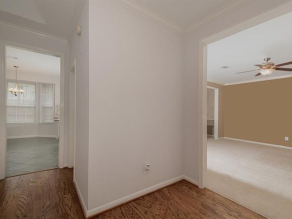4th image of 10 Willow Run Pl
