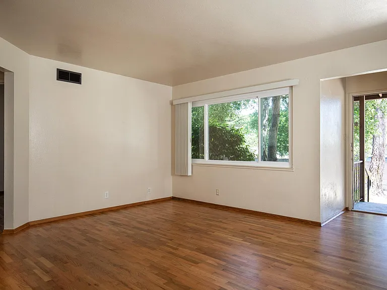 845 Terry St — Photo 4