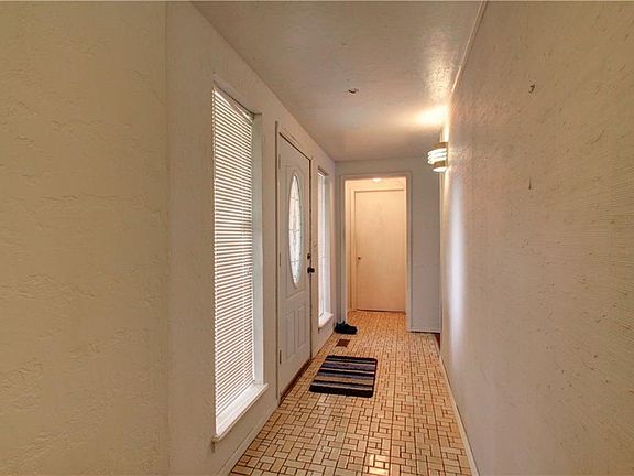 3rd image of 1905 Norwich Cir
