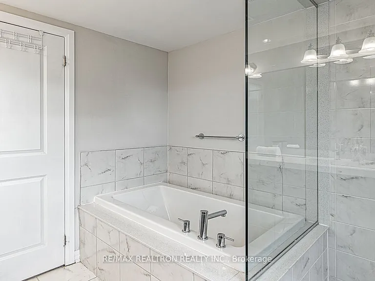 213 Downsview Park Blvd — Photo 40