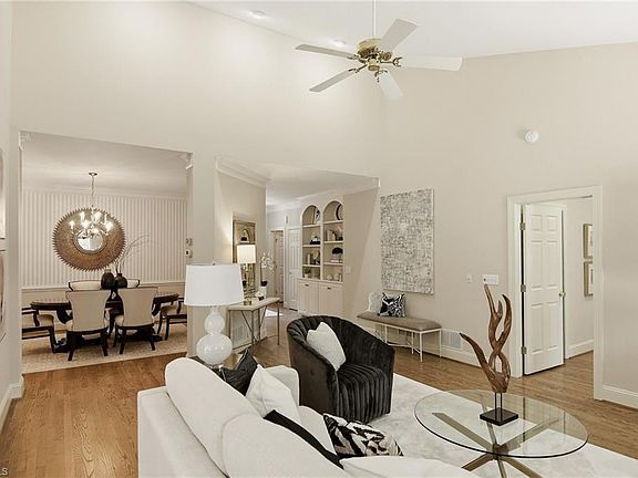 5th image of 209 Brooks Landing Dr