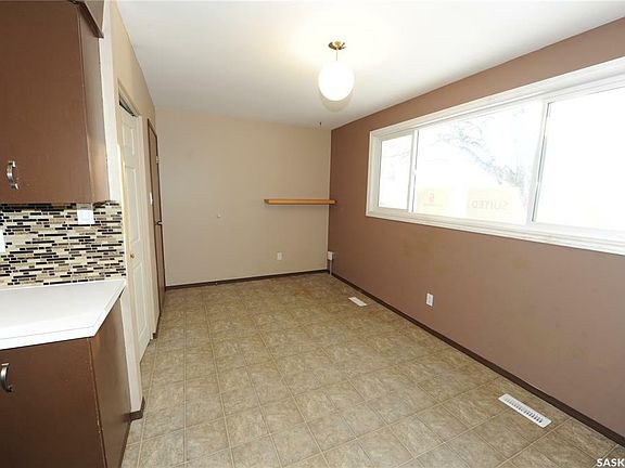 4th image of 3314 Diefenbaker Dr