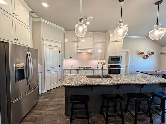 4th image of 701 Patrick Way