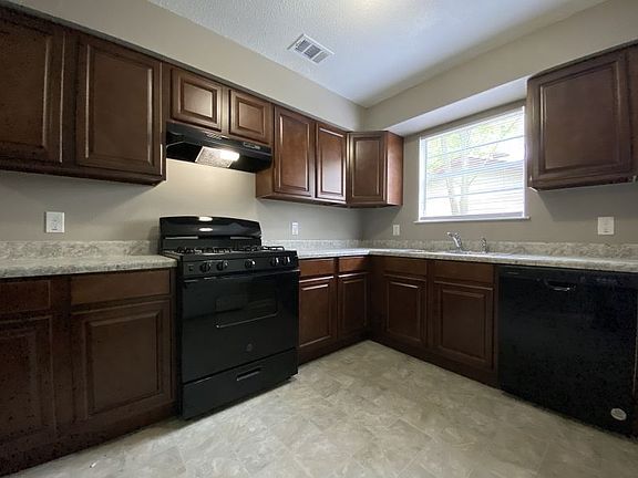 4th image of 3323 Green Dr