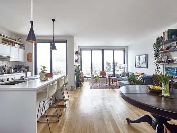 2nd image of 20 Hausman St #3