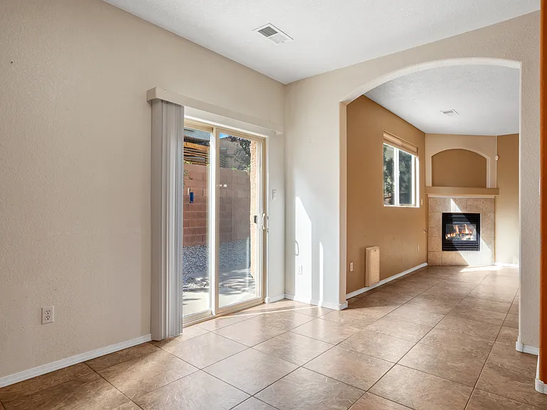 1932 Cortina Loop SE — Photo 16