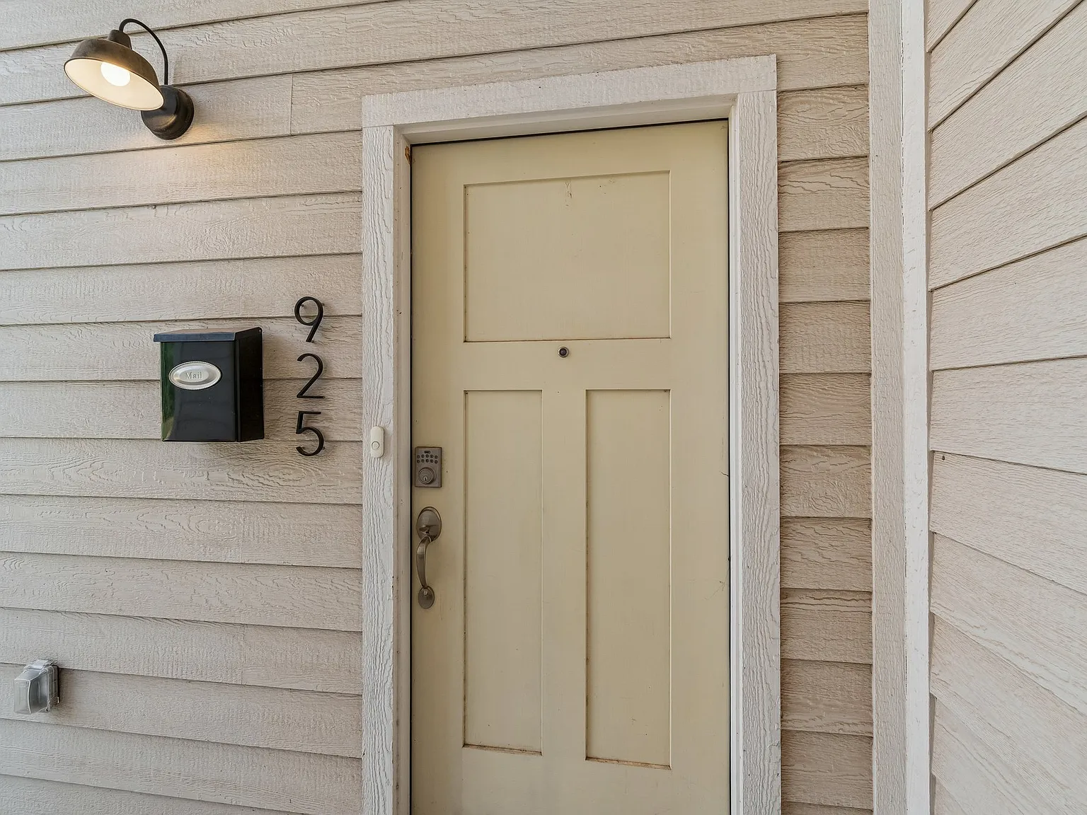 3 bed, 1600 sqft, $2,625 — Photo 2