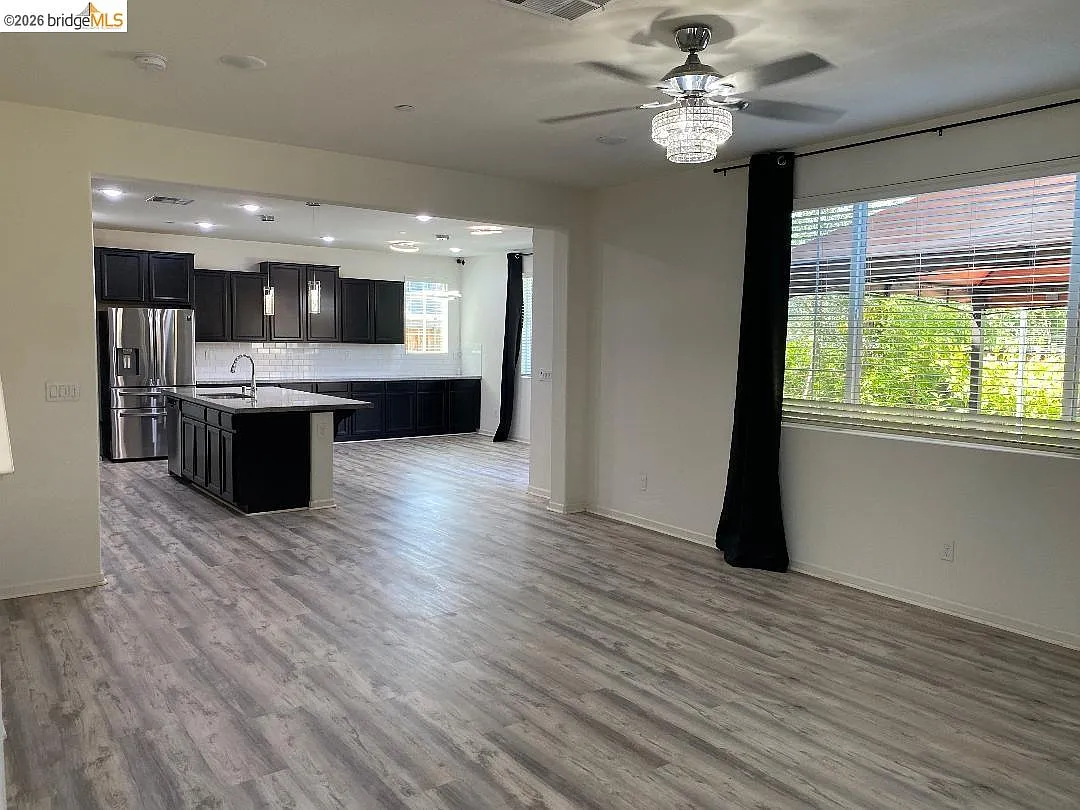 4 bed, 3.0 bath, 2339 sqft, $4,029 — Photo 4