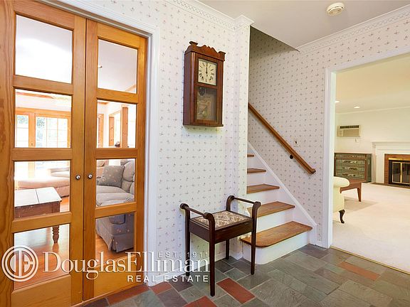 3rd image of 24 Gregory Ln