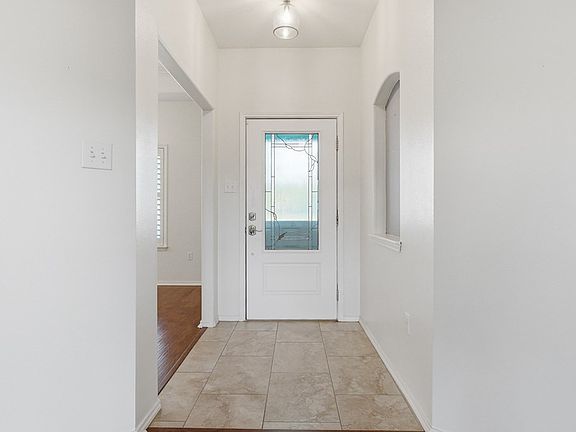 4th image of 81 Astor Cir