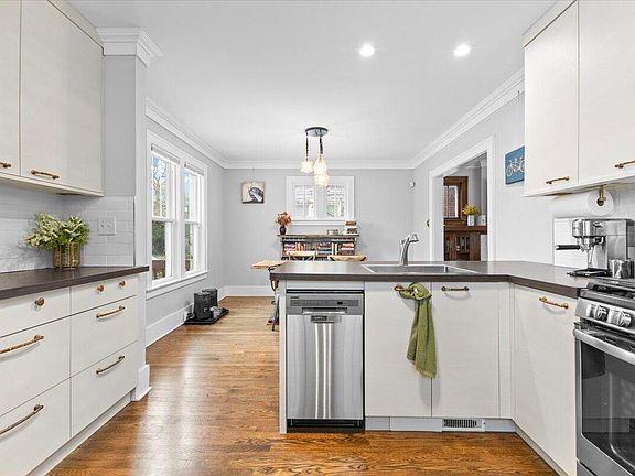 4th image of 817 W Eleven Mile Rd