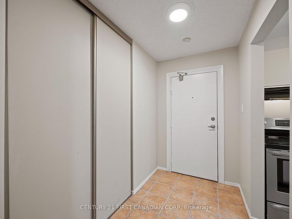 5th image of 2228 Trafalgar St #208
