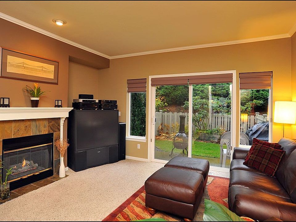 Living spaces accented by 9' ceilings, crown molding & custom color palette