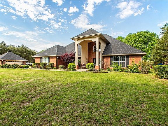 5th image of 323 Riverlyn Dr