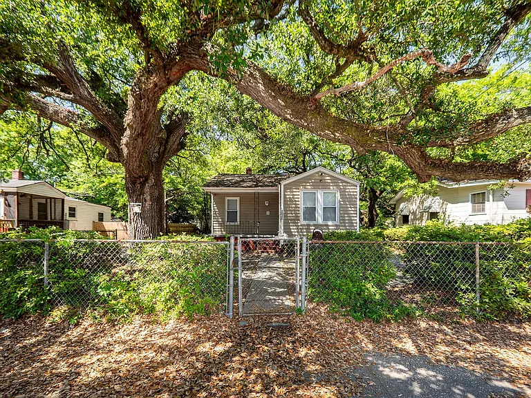 2620 Woodlawn Ave — Photo 33