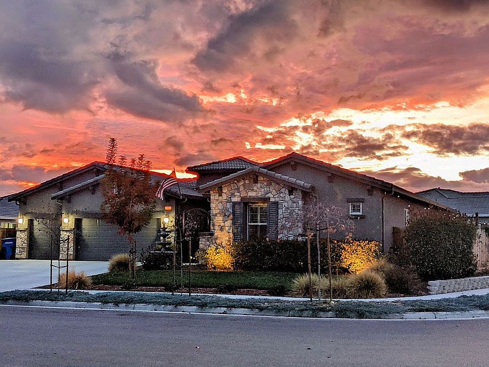 1st image of 1025 W Sage Brush Way