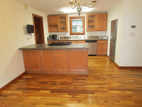 5th image of 923 E 50th St